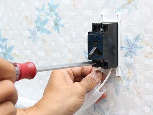 lắp aptomat vào hộp điện