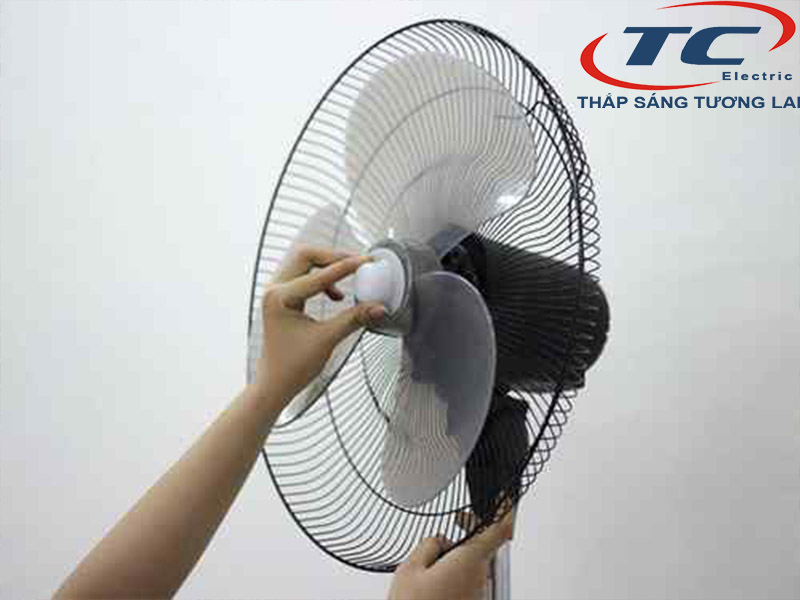 tháo cánh quạt