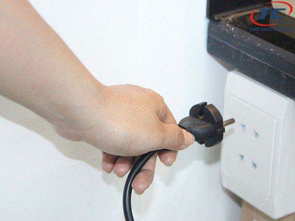 ngắt nguồn điện trước khi lắp aptomat
