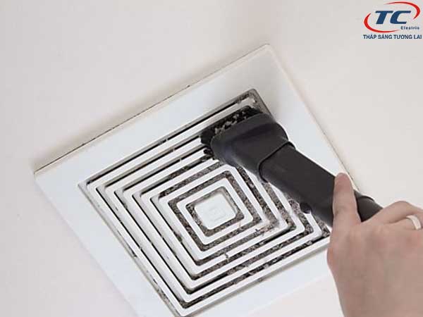 Sử dụng máy hút bụi