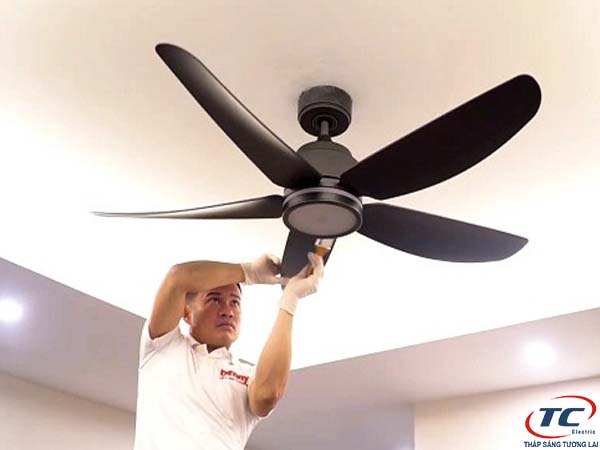 Siết cánh quạt quá nhẹ