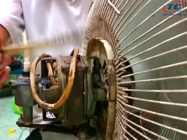 Quạt bị khô dầu và hỏng động cơ bạc