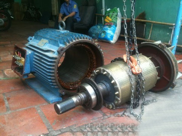 Bước 2: Tháo nắp máy bơm và kiểm tra