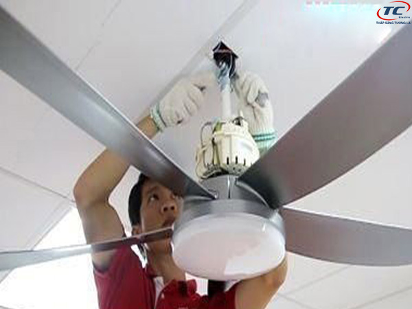 Nguyên nhân do bị lỏng ốc vít