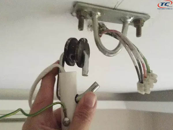 Cach-lap-quat-tran-panasonic-5-canh-f-60tan-2