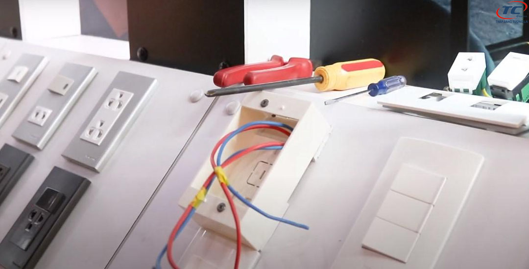 Hộp nổi đơn NN101F/ FN101M-Full/ NN101W-Wide